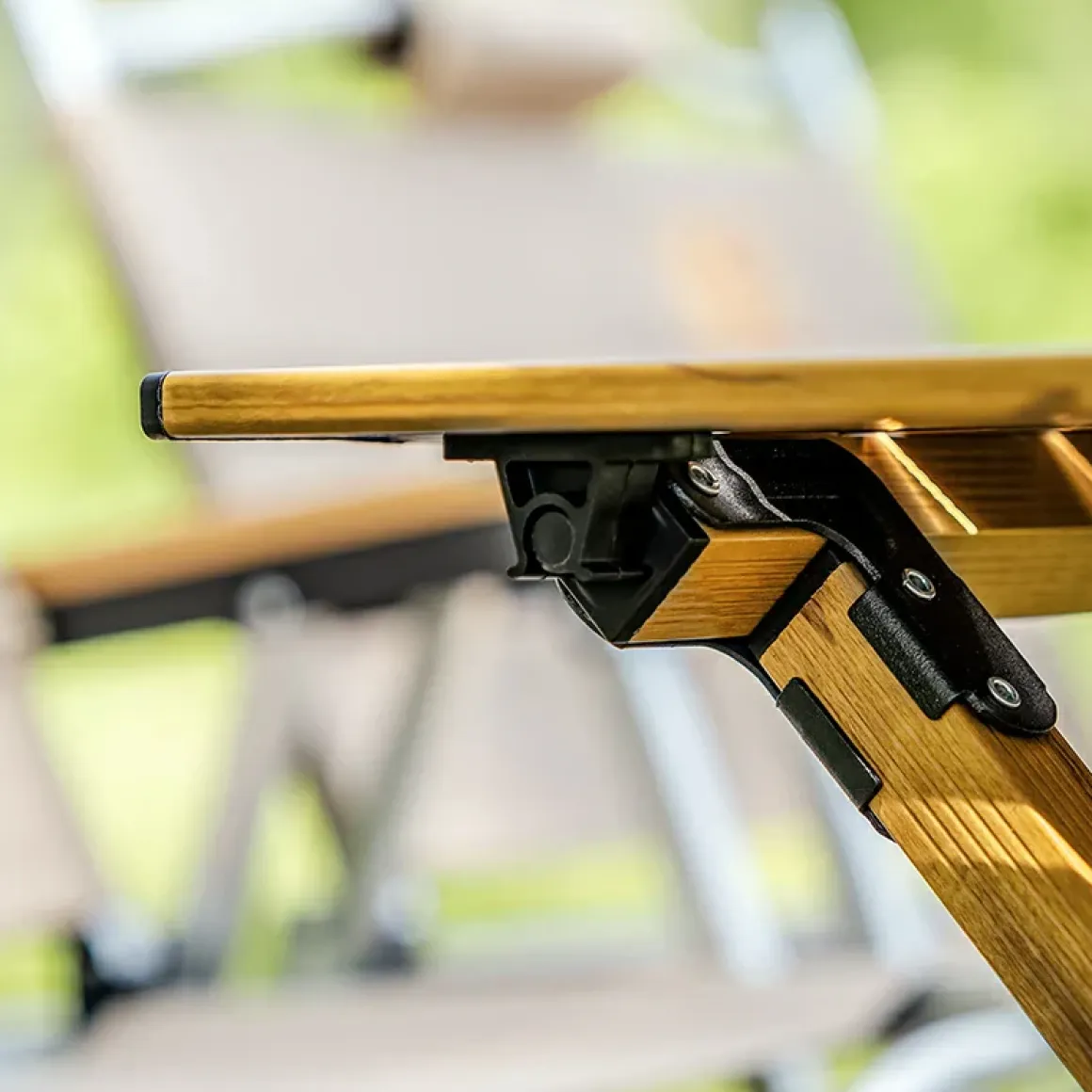 Qunature Lightweight Foldable Aluminum Table with Stable Triangular Structure